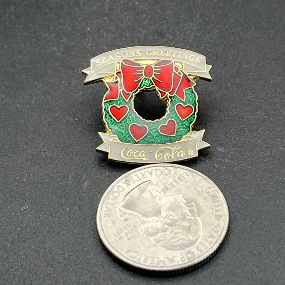 Coca-Cola Coke Season's Greetings Wreath‎ Christmas Holiday Lapel Hat Pin